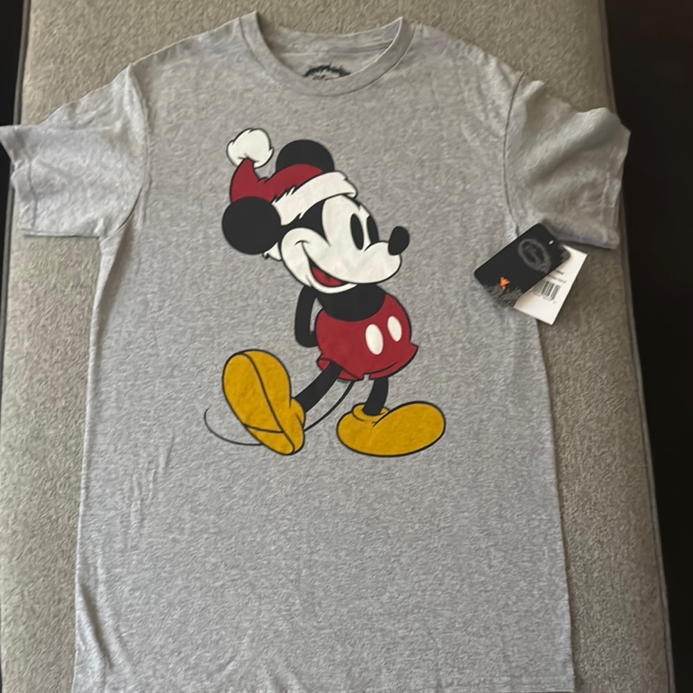 Santa Mickey Holiday T-Shirt. Size Youth Small. NWT. Non-smoking.
